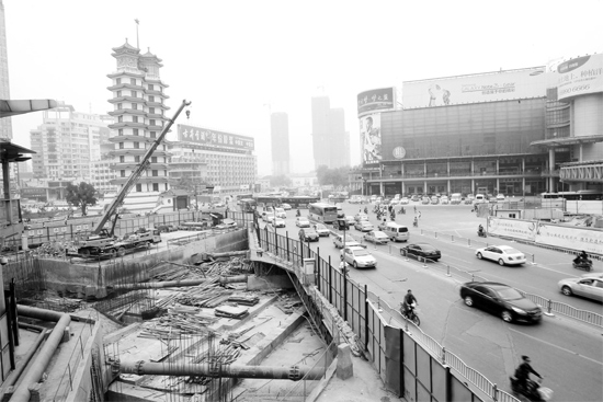 交巡警和地鐵部門正在規(guī)劃地鐵站點(diǎn)周邊的出行方案