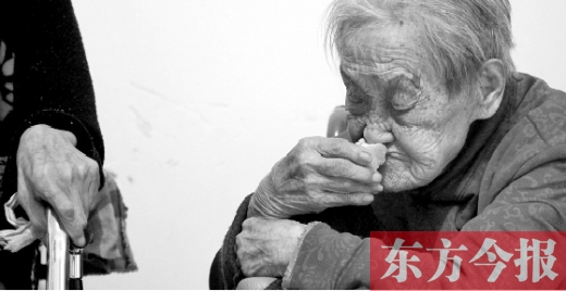 在鄭州惠濟區(qū)紅樹林老年療養(yǎng)院內(nèi)，一位老人在吃蛋糕