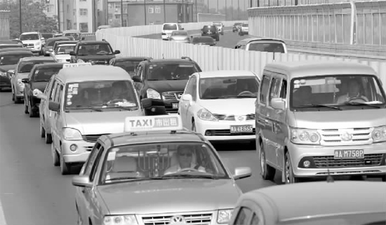 上午11點，鄭州市京廣快速路由北向南的路段已經(jīng)開始擁堵，要是早晚高峰，更是堵得走不成