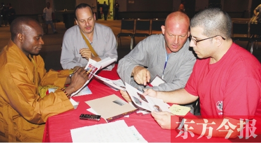 研討會(huì)現(xiàn)場(chǎng)，少林洋弟子熱議東方今報(bào)報(bào)道《大爭(zhēng)之寺》