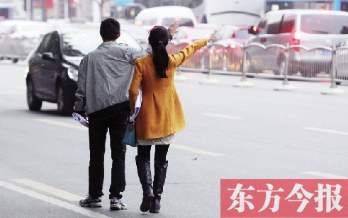 昨日下午5時(shí)30分，鄭州市花園路口公交站，一對(duì)青年正焦急等車