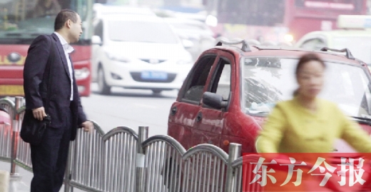 昨日下午5點(diǎn)40分，一男子久久未等到出租車，一輛“黑三輪”車主便和他搭訕