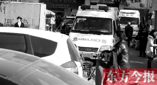 馬路上的機動車越來越多，臨著大路鄭州市第一人民醫(yī)院門口，出急診的救護車常常遭遇堵車