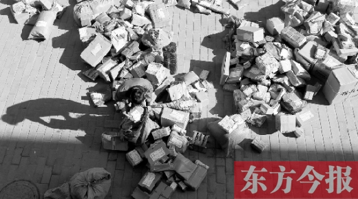 “雙十一”后，快遞員忙著送包裹，連水也不敢喝