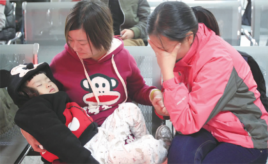 昨日，9時35分，堅守在手術(shù)室外的嘟嘟在媽媽懷里睡著了，因被眼前的真情觸動，今報記者趙丹流下了眼淚