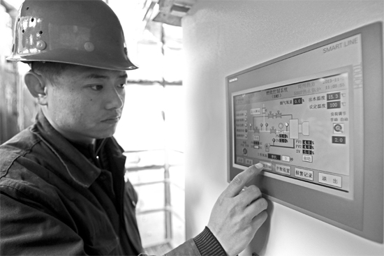 宗希明在“政七街煤改氣項(xiàng)目” 工程工地。高科技完全取代了老式燃煤鍋爐笨重、復(fù)雜的管理和控制