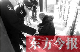 昨日，鄭州市管城區(qū)執(zhí)法局對轄區(qū)一只狗狗檢查是否辦過證 東方今報首席記者 劉棟杰 攝