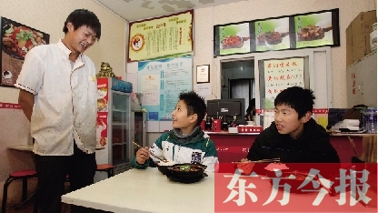 11月30日，鄭州市81中的兩位學(xué)生用勞動(dòng)為自己掙了一頓中午飯，心里很高興