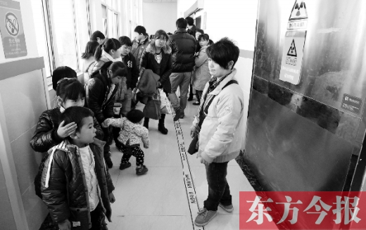 11月30日上午，星星等20余名“袖珍人”到鄭州市兒童醫(yī)院進行骨齡測定