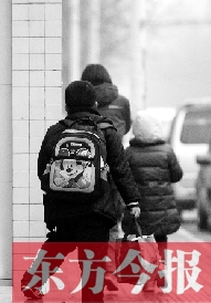 一名學(xué)生背著書包走出校門準(zhǔn)備回家。教育部發(fā)布規(guī)定，其中明確規(guī)定教師收禮、有償補(bǔ)課等行為將受到相應(yīng)處分