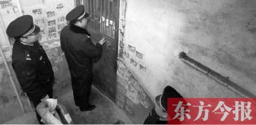 12月3日，鄭州市隴海路。執(zhí)法人員欲進入一戶未辦狗證的居民家中，強行將狗帶走