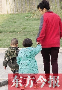 男孩兒姓“鄭”，女孩兒姓“周”（取“州”諧音），即“鄭州”之意，這一取名法得到了認(rèn)可