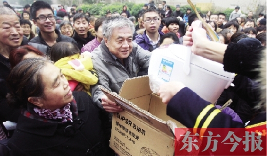 昨日，鄭州金源第一城小區(qū)。除了能領(lǐng)到地鐵試乘劵，還有獎品可拿