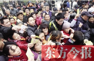昨日，鄭州金源第一城小區(qū)。小區(qū)居民迫不及待地將自己為鄭州地鐵寫下的祝福語放進(jìn)抽獎箱