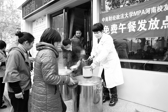 鄭州市經(jīng)一路和緯五路交叉口，免費(fèi)午餐吸引了很多人排隊(duì)
