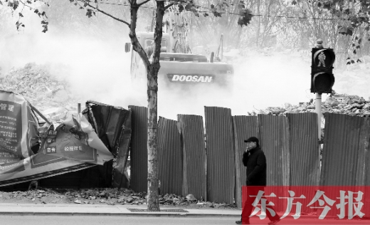 昨日，鄭州市未來(lái)路與緯四路交叉口一工地施工不除塵，加重了空氣污染