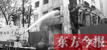 昨天早上8點(diǎn)半，鄭州市農(nóng)業(yè)路一拆遷工地，用兩臺(tái)噴水車(chē)噴水除塵，有效地阻止了施工揚(yáng)塵