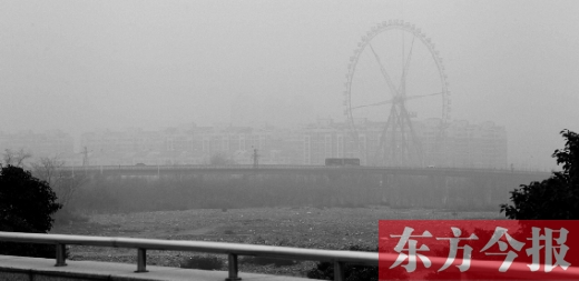 我看！我再看！我都看不見(jiàn)世紀(jì)歡樂(lè)園的巨大摩天輪了，送孩子上學(xué)的路，真快看不清了