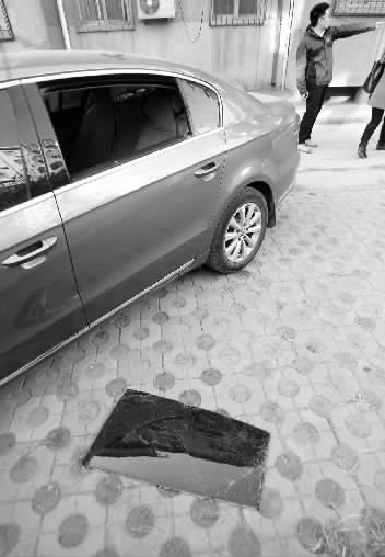 12月12日，鄭州市東明路11號院被砸壞車窗盜取財物的車輛