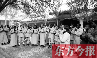20名非洲洋弟子領取結(jié)業(yè)證書前，虔誠聆聽少林寺方丈禪語