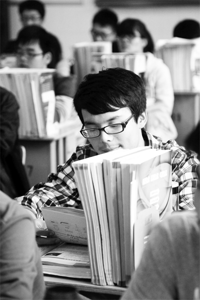 一所學校的高三學生正在加班加點復習，不少同學都開始為自主招生報名忙活了