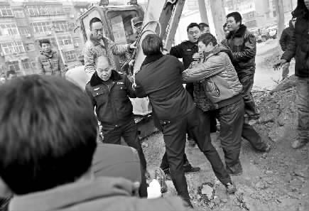 因不江城管執(zhí)法人員的做法，自來(lái)水公司施工人員一度和城管執(zhí)法人員發(fā)生拉扯