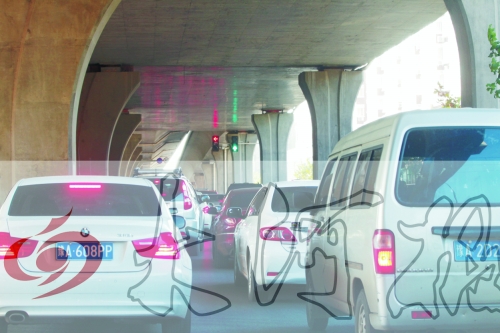 交警在東風(fēng)路從北向南上橋口處擺上反光錐，間歇放行