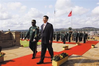 3月26日，南非總統(tǒng)祖馬在比勒陀利亞聯(lián)邦大廈前廣場舉行儀式，歡迎中國國家主席習(xí)近平訪問南非。這是習(xí)近平檢閱儀仗隊。新華社記者 蘭紅光 攝