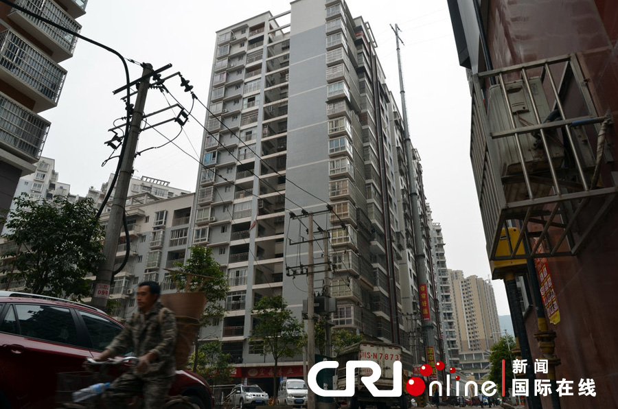 2013年4月2日，四川達(dá)城，電線桿足足有19層樓高，而且離小區(qū)住戶的房屋很近。圖片來源:張驥/CF