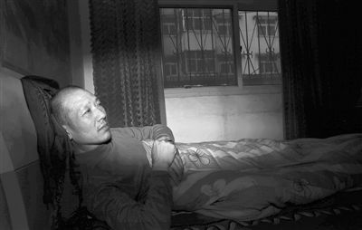 2013年4月28日，平頂山市葉縣，二姐李愛(ài)梅家，李懷亮躺在床上，重獲自由的他身體虛弱。A18-19版攝影/新京報(bào)記者 尹亞飛