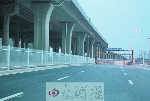 下穿隧道限高3米，不影響公交車通行。