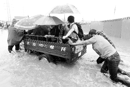 “擺渡”，每人5塊錢 記者 王春勝/攝