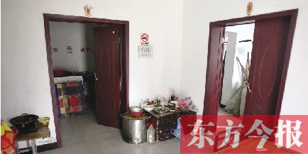 男廁洗漱池前，堆放著大量家電、家具等生活用品