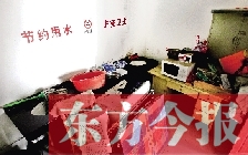 廁所進(jìn)門中廳，擺放著灶臺、餐桌、床鋪等，乍一看像個客廳