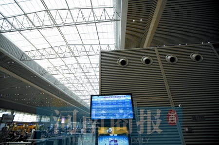 　鄭州東站三樓候車大廳，雖然空調(diào)處有涼風(fēng)吹出，但陽(yáng)光通過(guò)頂棚照進(jìn)，導(dǎo)致整個(gè)大廳的空調(diào)制冷效果不明顯