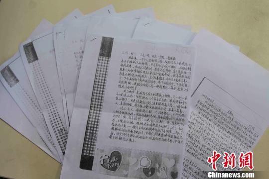 圖為當天公布的部分擺攤體驗日記。　張芹　攝