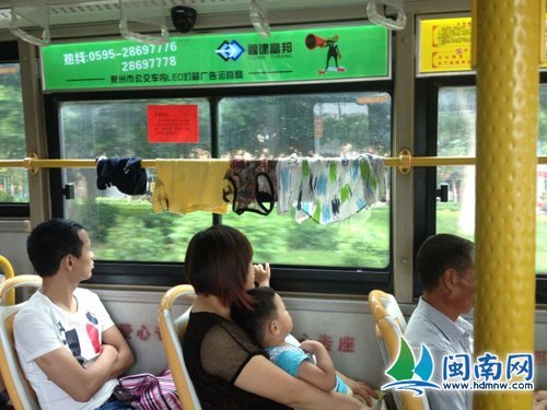 衣服就晾在公交車內橫桿上（網(wǎng)友“六月弍六”供圖）
