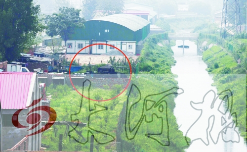 　彩虹橋西南側(cè)有一個(gè)大型地溝油加工窩點(diǎn)，廢水流入旁邊的排水渠。