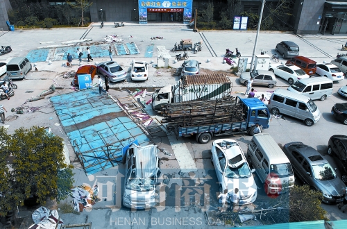 昨日上午，事發(fā)現(xiàn)場仍停有多輛被砸變形的汽車