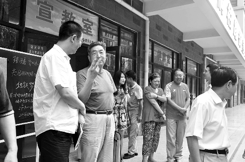 盧法舜（左二）伸出兩根手指，建議實行2元通票制。