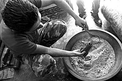 10日，敘反對派人員正在制作武器。