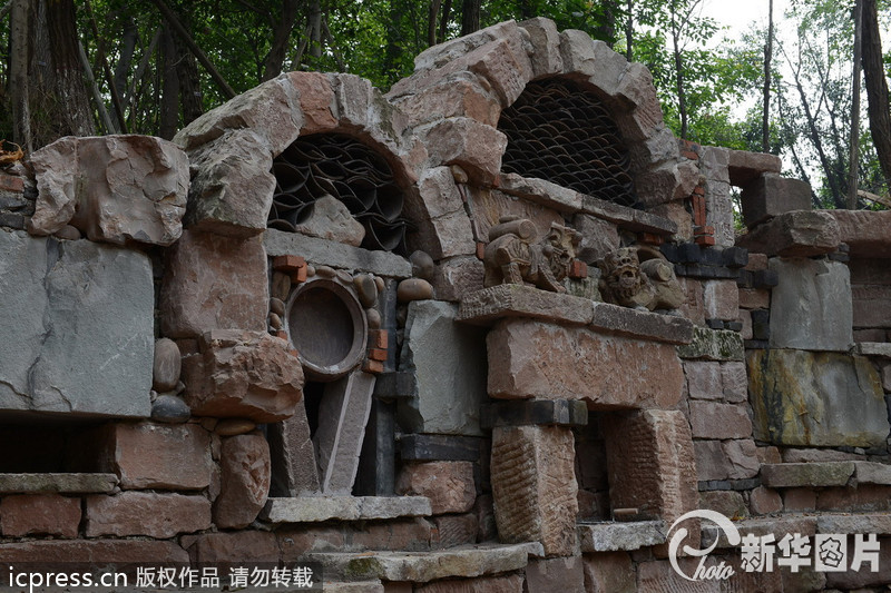 2013年9月23日，有網(wǎng)友近日報(bào)料重慶一所大學(xué)正在修建稀奇古怪的校大門