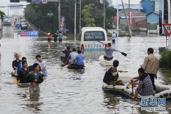 臺(tái)風(fēng)“菲特”造成浙江余姚市城區(qū)大面積被淹，城市交通基本癱瘓，部分區(qū)域停電停水。