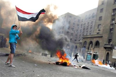 6日，穆爾西和穆兄會(huì)的支持者在開羅街頭示威，與警方發(fā)生沖突。消失了三個(gè)多月的前總統(tǒng)穆爾西將于下月受審。