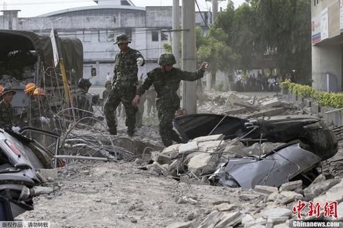 10月15日，菲律賓中部地區(qū)發(fā)生7.2級(jí)地震，災(zāi)情持續(xù)擴(kuò)大，菲官方稱地震已造成宿務(wù)、保和等省份數(shù)十人遇難，數(shù)百人受傷，大批建筑物受損。圖為菲律賓軍方在搜救被困者。