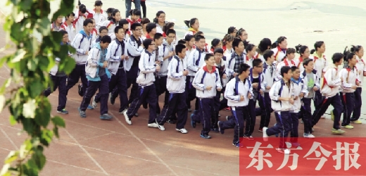 為提高學(xué)生體質(zhì)，教育部門要求將跑早操形成制度