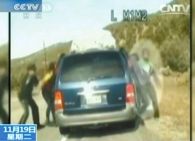 雷爾與警察爭執(zhí)，費(fèi)雷爾兒子下車試圖保護(hù)媽媽。