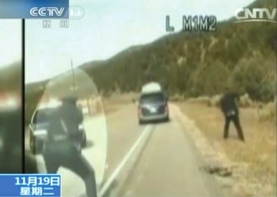 費(fèi)雷爾駕車逃走，警察連開數(shù)槍。央視截圖