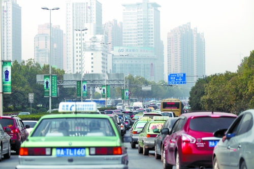 緯二路、順河路、城北路等路口雖多，卻比走金水路省時(shí)