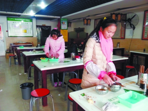 參加體驗(yàn)的兩名學(xué)生成功“入職”后,開始收拾餐桌。